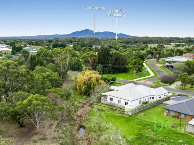 CREEKSIDE QUEENSLANDER CHARM ON A RARE 1,041M² PARKSIDE ALLOTMENT