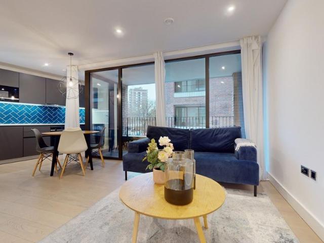 Cremer Street 2 bed flat to rent £3,230 pcm £745 pw