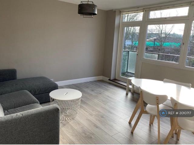 Crescent Court, London, SW4 3 bed flat to rent £3,600 pcm £831 pw