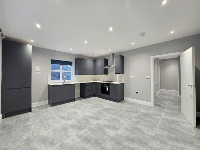 Crescent Drive, Aldershot GU12, 2 bed flat to rent, £1,550 pcm | PrimeLocation