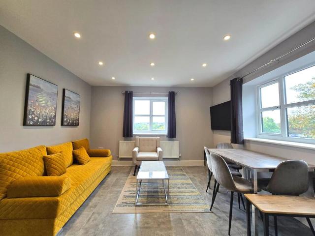 Crescent Drive, Aldershot GU12 2 bed flat to rent £1,550 pcm £358 pw
