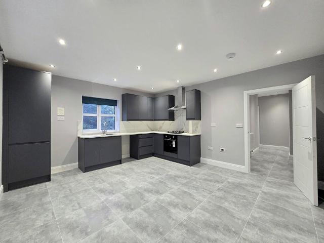 Crescent Drive, Aldershot GU12 2 bed flat to rent £1,650 pcm £381 pw