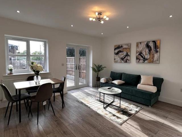 Crescent Drive, Aldershot GU12 3 bed terraced house to rent £2,000 pcm £462 pw