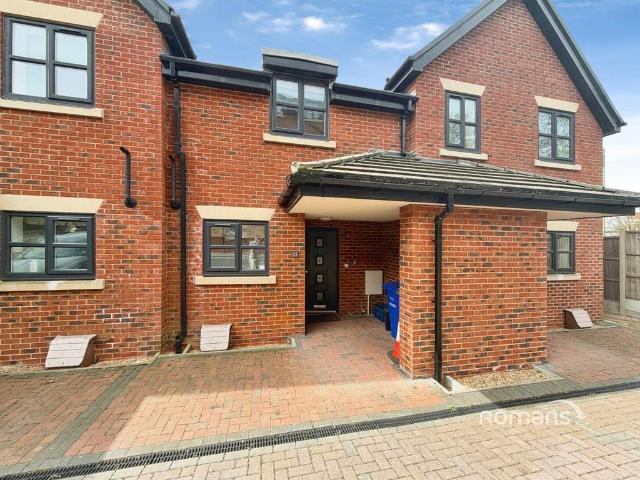 Crescent Drive, Aldershot, Hampshire. 3 bed terraced house to rent £2,000 pcm £462 pw