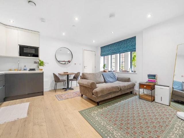 Crescent Lane, Abbeville Road, London. 1 bed flat to rent £1,998 pcm £461 pw