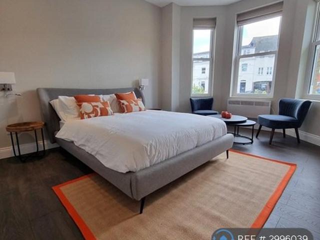 Crescent Road, Bournemouth, BH2 1 bed flat to rent £1,050 pcm £242 pw
