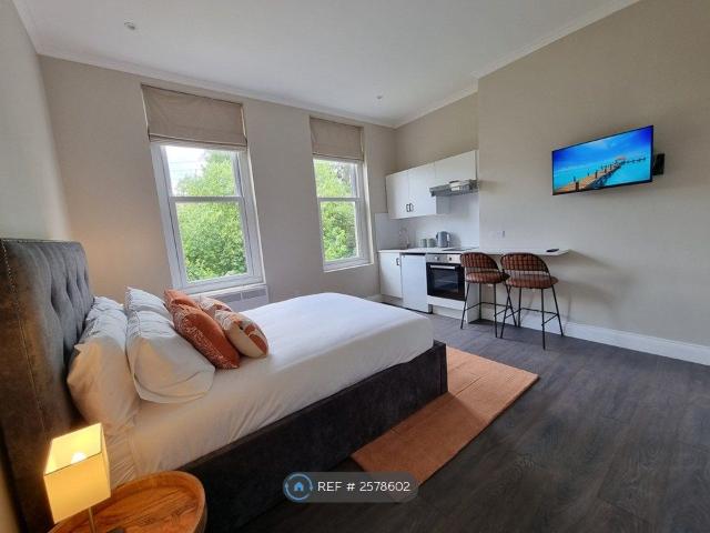 Crescent Road, Bournemouth BH2, 1 bed flat to rent, £925 pcm | PrimeLocation