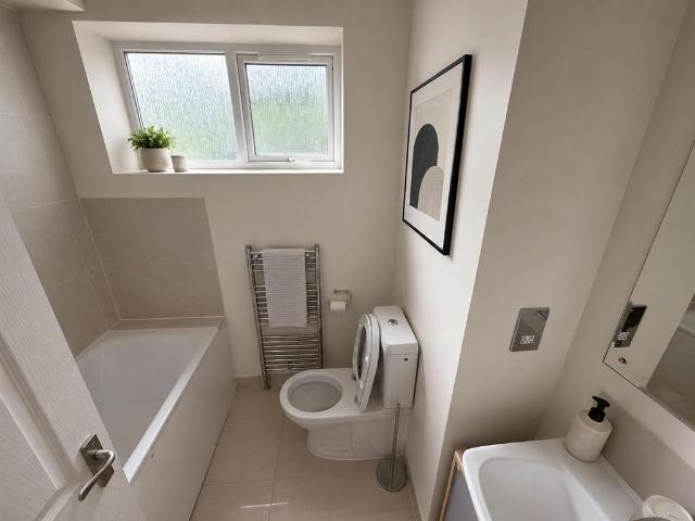 Crescent Road, London 2 bed property to rent £2,250 pcm £519 pw