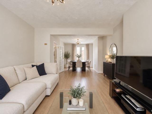 Crescent Road, London SE18, 1 bed flat to rent, £1,850 pcm | PrimeLocation