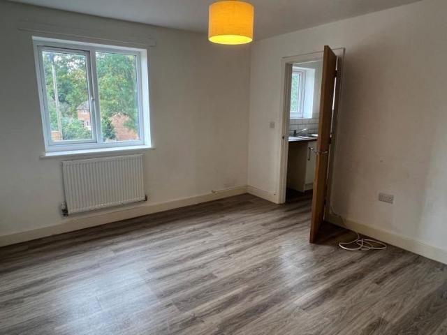 Crescent Road, TF1 5LE £750 pcm