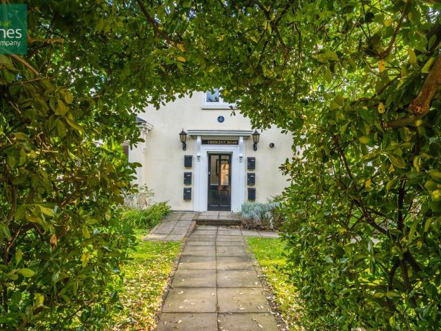 Crescent Road, West Sussex BN11 2 bed flat to rent £1,450 pcm £335 pw