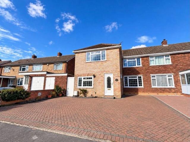 Cresswell Road, Newbury RG14 4 bed semi detached house to rent £2,000 pcm £462 pw