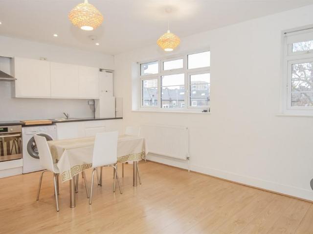Crest Court, The Crest, Hendon, NW4 1 bed flat to rent £1,600 pcm £369 pw