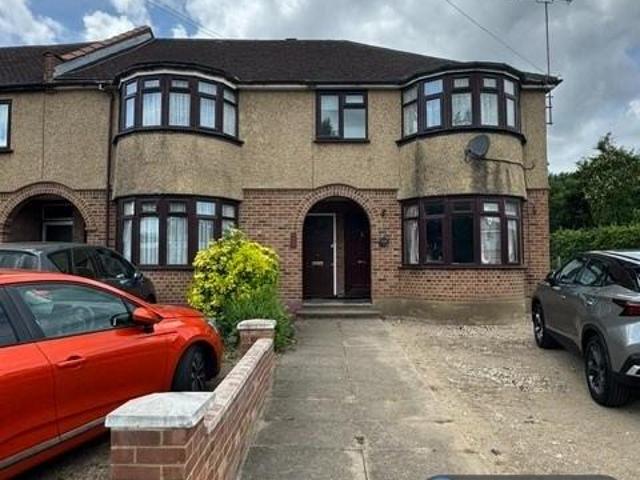 Crest Drive, Enfield, EN3 2 bed flat to rent £1,750 pcm £404 pw