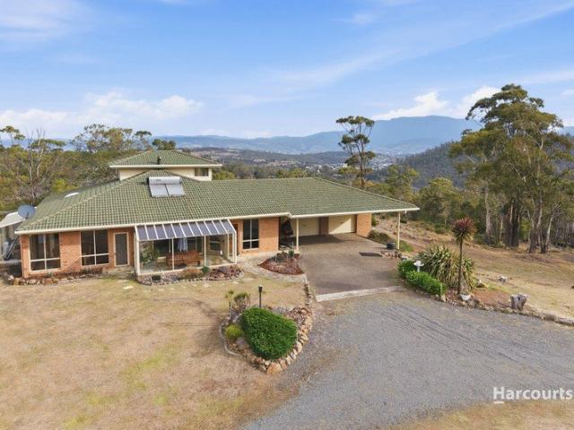 'Crestview' A Tranquil Retreat Within Easy Reach of the CBD