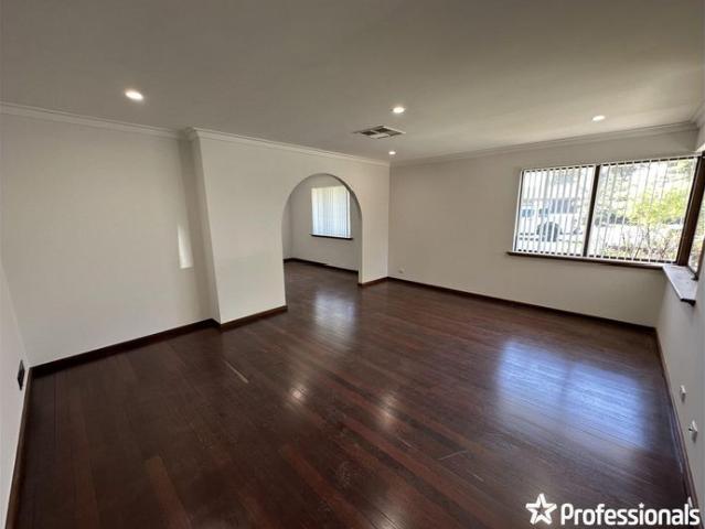 CRESTWOOD ESTATE GEM! LARGE 4 x 2 FAMILY HOME