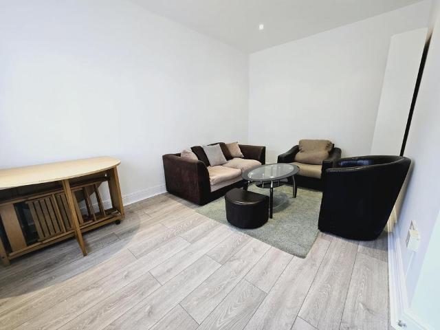 Critiren Mews, Archway 3 bed mews to rent £3,200 pcm £738 pw
