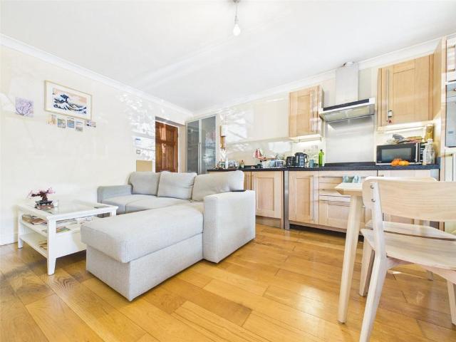 Cricket Lane, Hampton Hill 1 bed apartment to rent £1,395 pcm £322 pw