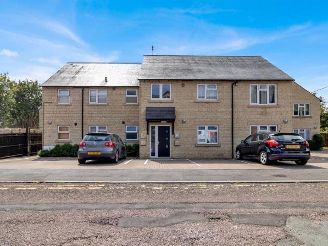 Cricklade Road, Cirencester. 2 bed apartment to rent £1,125 pcm £260 pw
