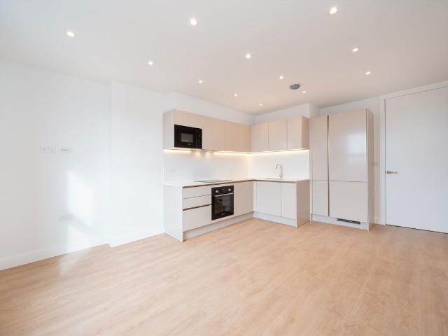 Cricklewood Broadway, Cricklewood NW2, 3 bed flat to rent, £2,747 pcm | PrimeLocation