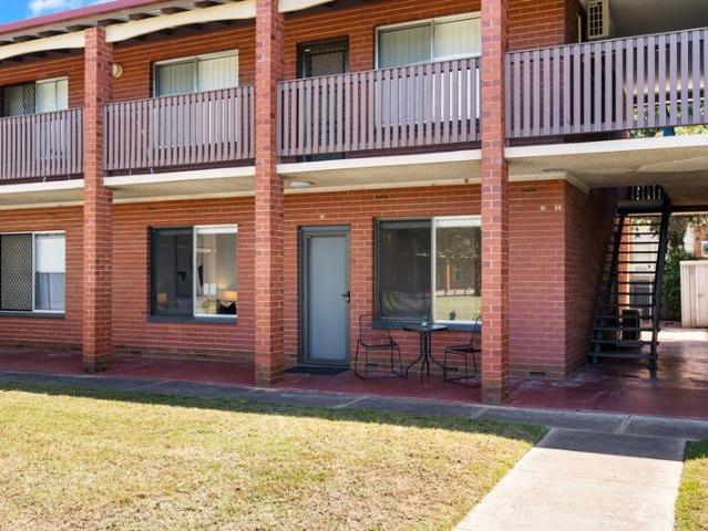 Crisp Contemporary Comfort Close to West Lakes, Coast & City
