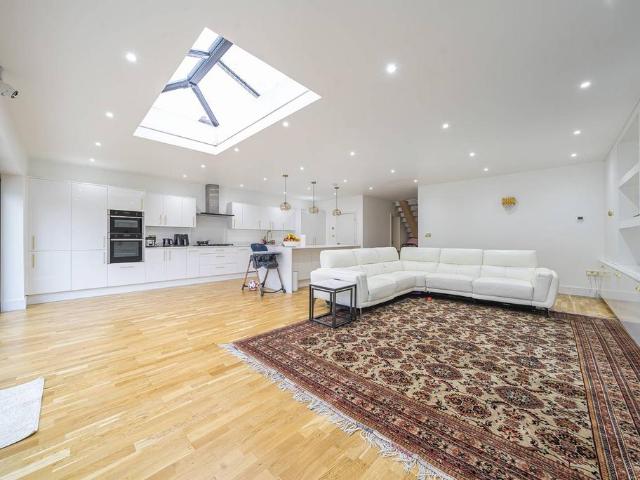 Crundale Avenue, London, NW9 9PJ, United Kingdom | 4 bed duplex for rent #134705795 | Rentberry