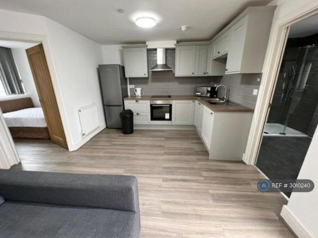 Crwys Place, Cardiff, CF24 3 bed flat to rent £1,800 pcm £415 pw