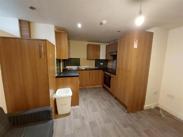 Crwys Road, Cardiff CF24 4 bed flat to rent £1,900 pcm £438 pw