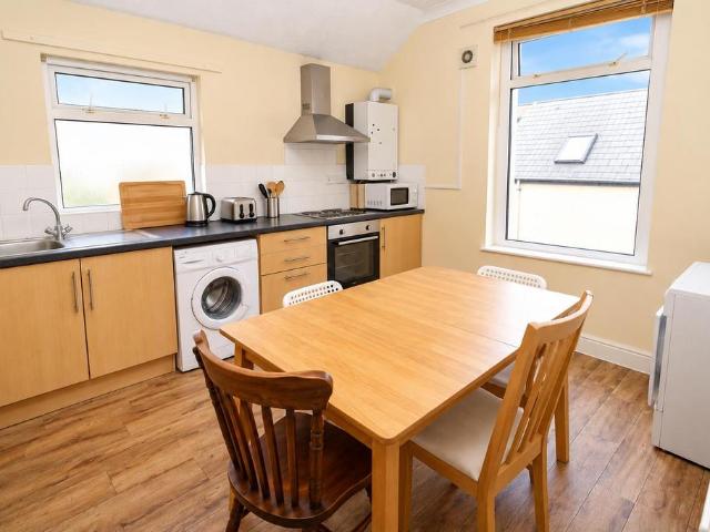 Crwys Road, Cardiff CF24 4 bed flat to rent £2,300 pcm £531 pw