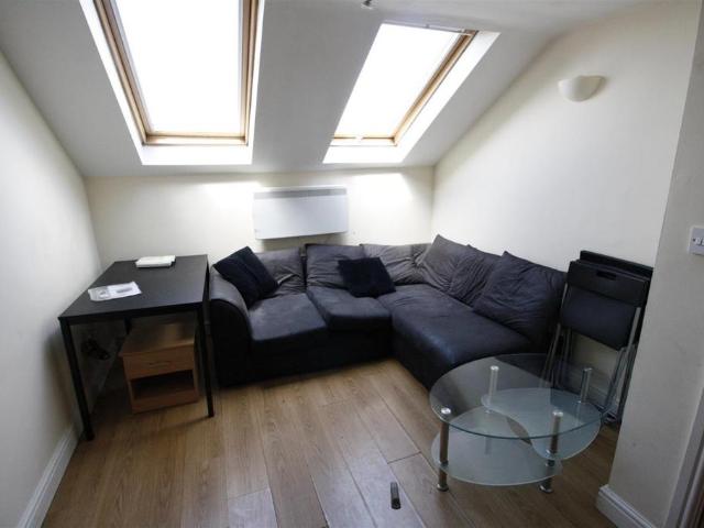 Crwys Road, Cardiff CF24 3 bed flat to rent £1,575 pcm £363 pw