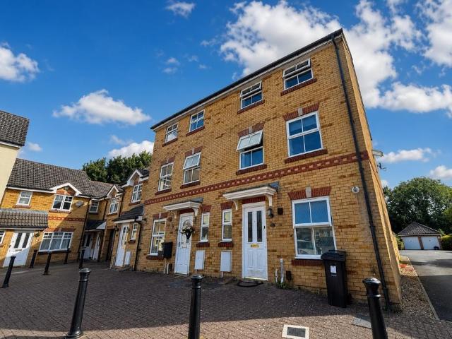 Crystal Way Bradley, Bristol BS32 4 bed house to rent £2,350 pcm £542 pw