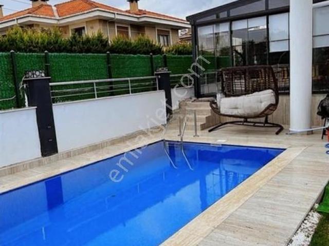 Cumaovası Emlak'tan Satılık Mustakil Havuzlu Villa 4+1