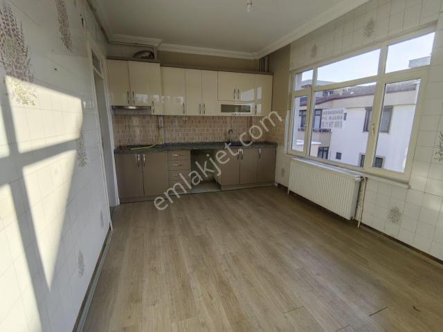 Cumartesi Pazarına Yakın İçi Bakımlı Çok Geniş Kiralık 3+1 Daire