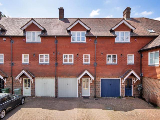 Cumberland Mews, Tunbridge Wells. 2 bed terraced house to rent £2,700 pcm £623 pw