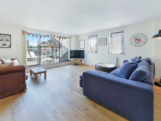 Cumberland Mills Square, London E14, 3 bed flat to rent, £3,450 pcm | PrimeLocation