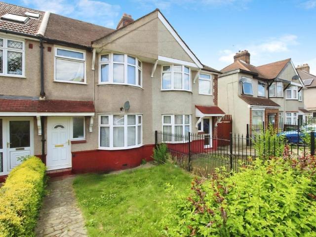 Cumberland Avenue Welling DA16 3 bed semi detached house to rent £2,150 pcm £496 pw