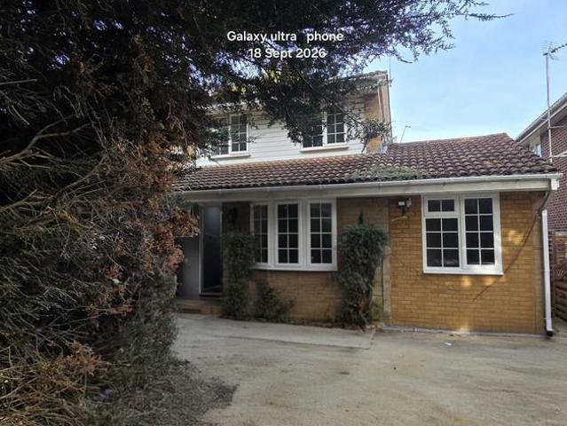 Cumberland Avenue, Guildford, GU2 4 bed semi detached house to rent £2,850 pcm £658 pw