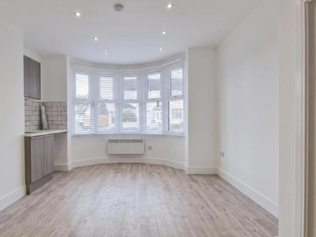 Cumberland Avenue, Southend On Sea SS2 Studio to rent £690 pcm £159 pw