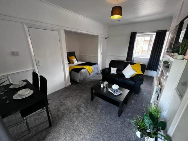 Cumberland Court, Leeds LS6 Studio to rent £700 pcm £162 pw
