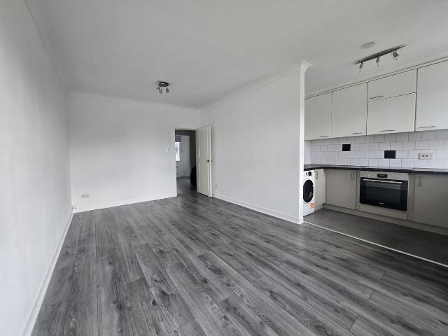 Cumberland Court, Woodford Green IG8, 2 bed flat to rent, £1,850 pcm | PrimeLocation