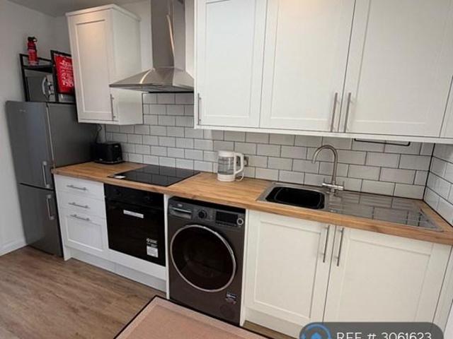 Cumberland Drive, Chessington, KT9 Studio to rent £1,500 pcm £346 pw