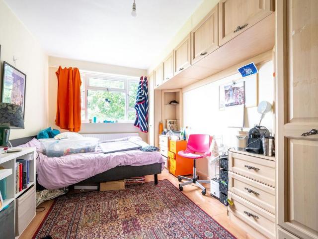 Cumberland House, Kingston Hill. 3 bed flat to rent £2,400 pcm £554 pw
