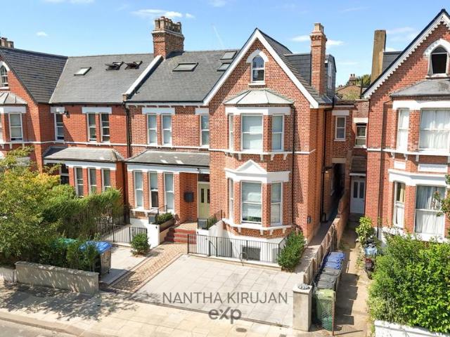 Cumberland Park, London W3 2 bed apartment to rent £2,500 pcm £577 pw