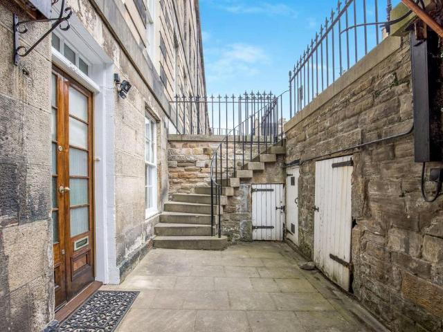 Cumberland Street, Edinburgh, Midlothian 2 bed apartment to rent £1,495 pcm £345 pw