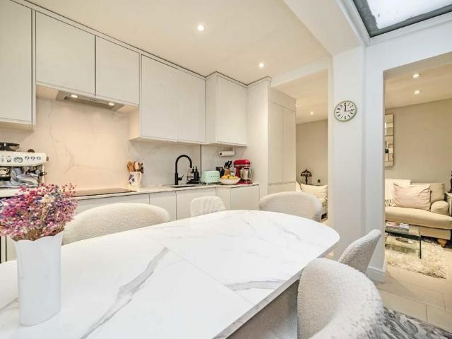 Cumberland Street, London SW1V 2 bed flat to rent £3,748 pcm £865 pw