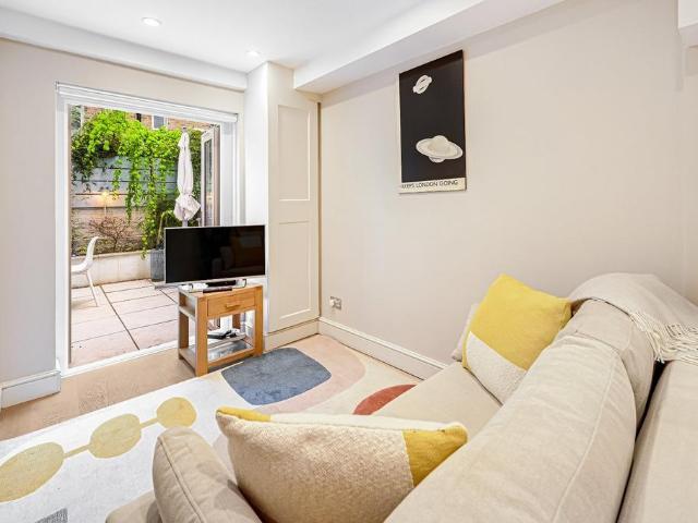 Cumberland Street, London, SW1V 2 bed flat to rent £4,000 pcm £923 pw
