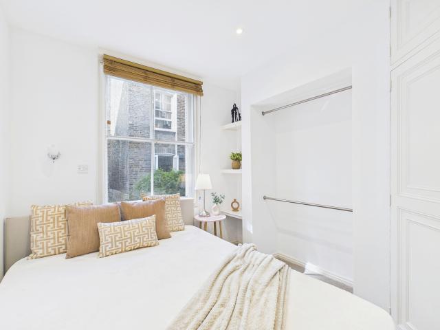 Cumberland Street, Pimlico, London, SW1V Century 21 United Kingdom