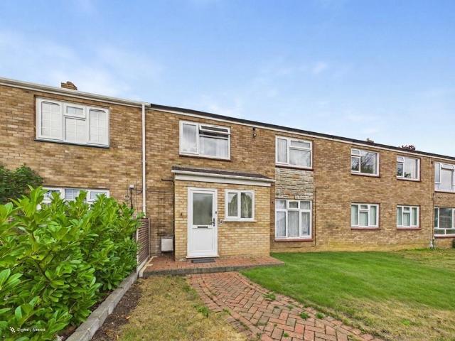 Cumberlow Place, Hemel Hempstead. 3 bed terraced house to rent £2,150 pcm £496 pw
