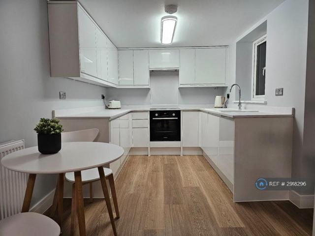 Cumbrian Way, High Wycombe, HP13 1 bed flat to rent £1,175 pcm £271 pw
