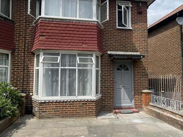 Cumbrian Gardens, London NW2 4 bed semi detached house to rent £4,000 pcm £923 pw